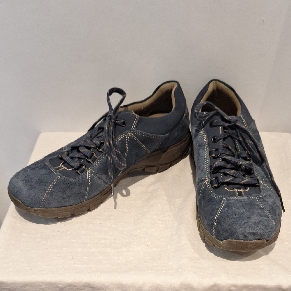 Clarks Women's Triumph Film Navy Suede Sneakers Size 10 NWOB
